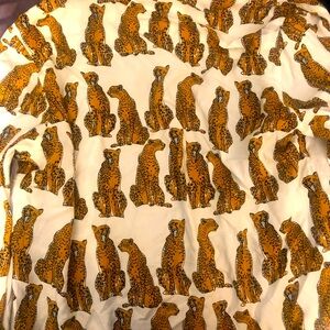 Women’s medium leopard 🐆 button up the fit run’s smaller in size